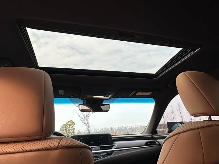 Фото 8 - Lexus ES