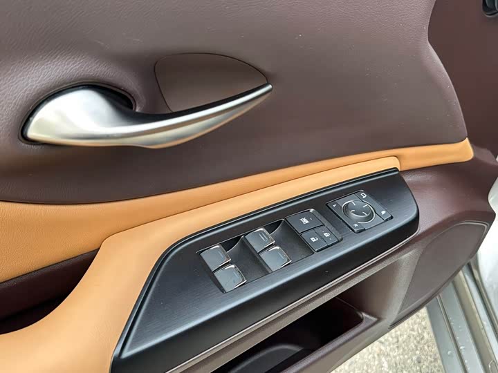 Фото 9 - Lexus ES