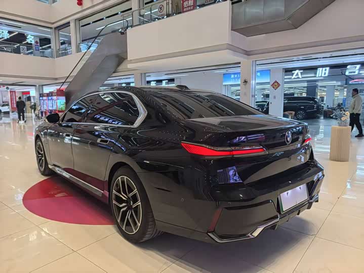 Фото 2 - BMW i7