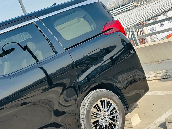 Photo 9 - Toyota Alphard