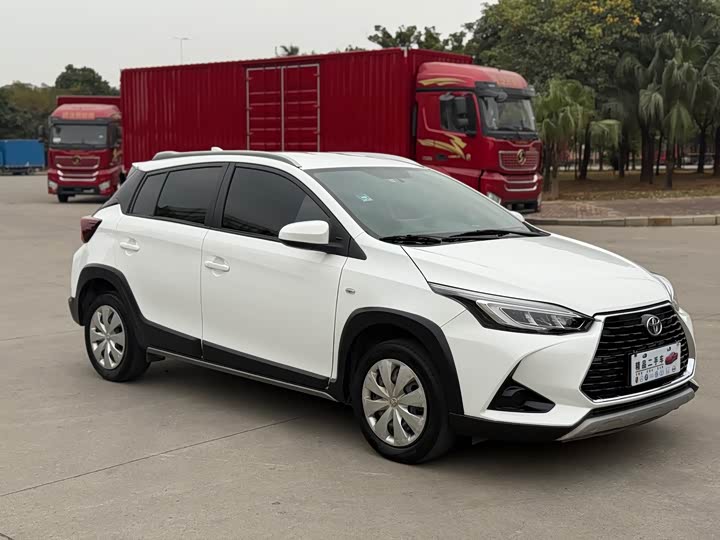 Фото 3 - Toyota Yaris L Hatchback