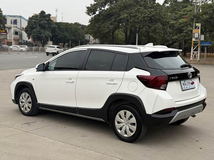 Фото 7 - Toyota Yaris L Hatchback