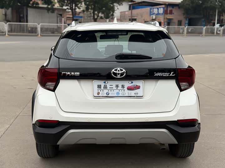 Фото 8 - Toyota Yaris L Hatchback