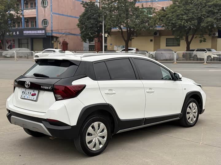 Фото 9 - Toyota Yaris L Hatchback