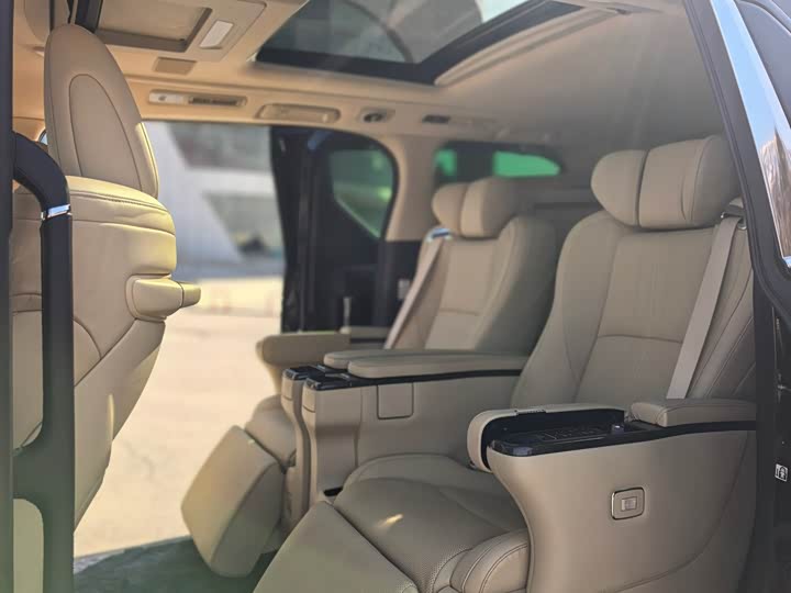 Фото 8 - Toyota Vellfire