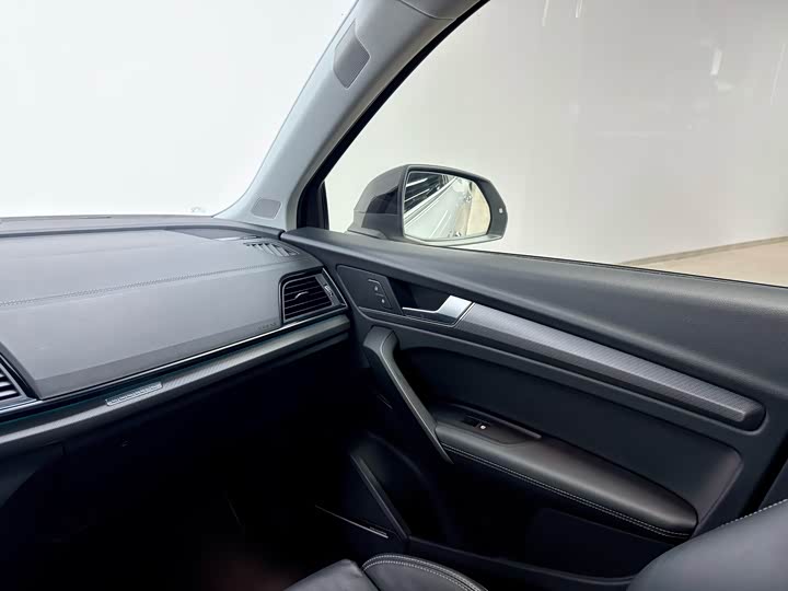 Фото 9 - Audi Q5L