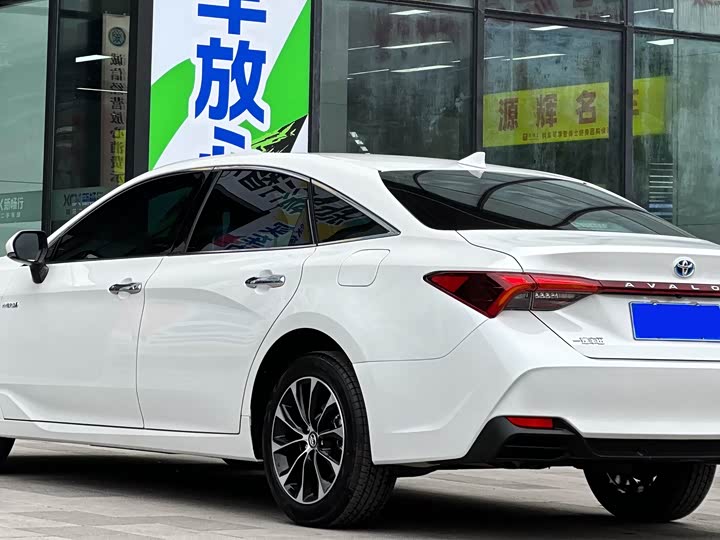 Photo 7 - Toyota Avalon