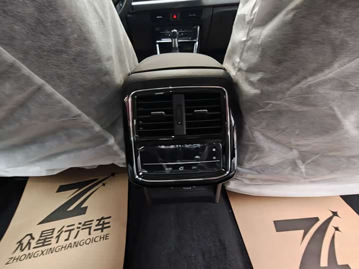 Фото 8 - Volkswagen Passat Hybrid