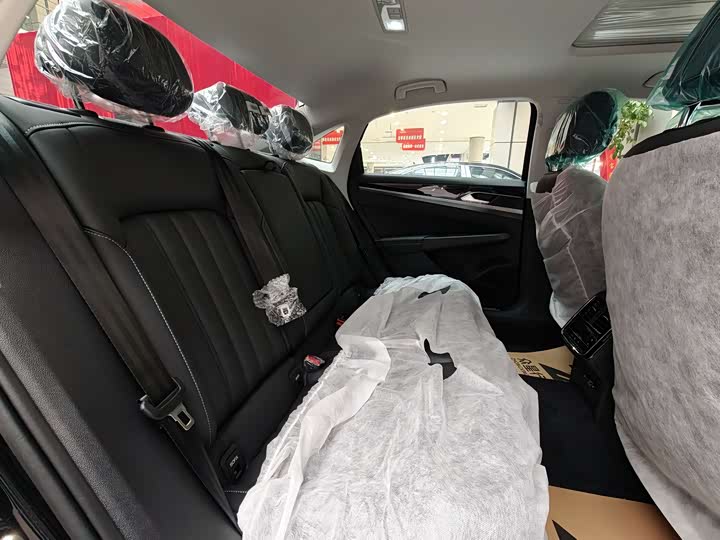 Фото 9 - Volkswagen Passat Hybrid