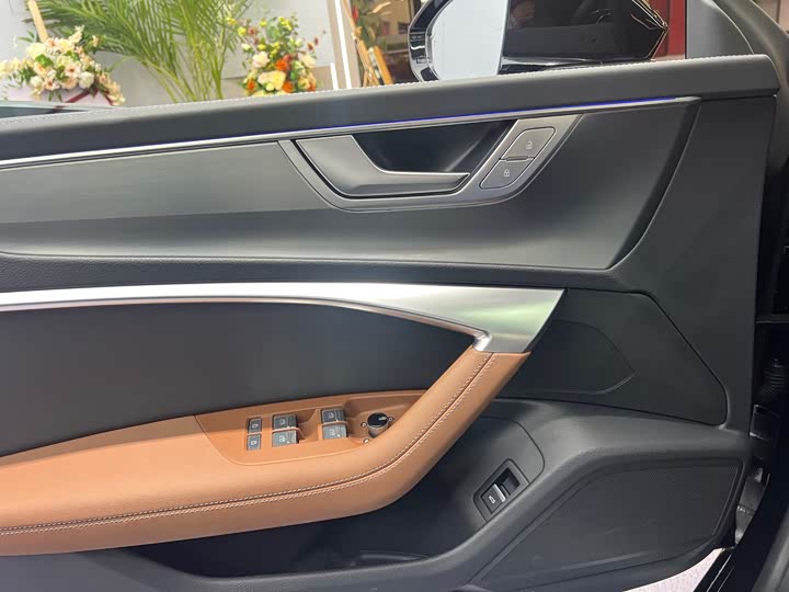 Фото 7 - Audi A7L