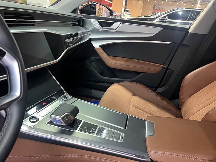 Фото 9 - Audi A7L