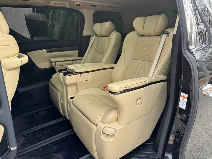 Photo 5 - Toyota Alphard