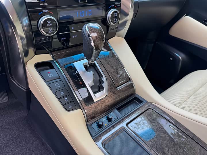 Photo 9 - Toyota Alphard