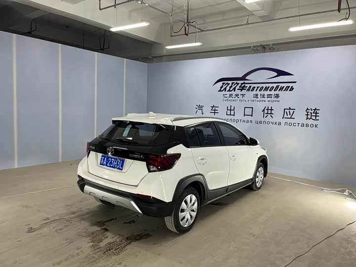 Фото 6 - Toyota Yaris L Hatchback