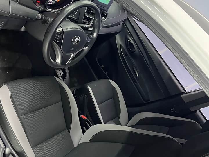 Фото 7 - Toyota Yaris L Hatchback