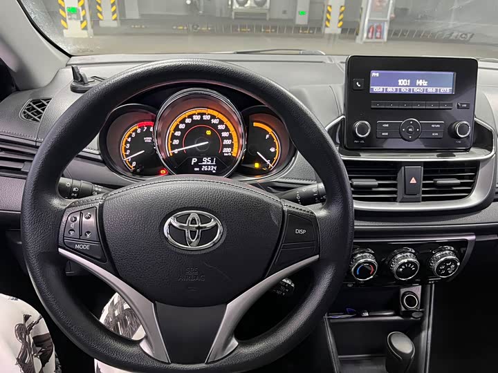 Фото 8 - Toyota Yaris L Hatchback