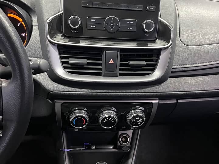 Фото 9 - Toyota Yaris L Hatchback