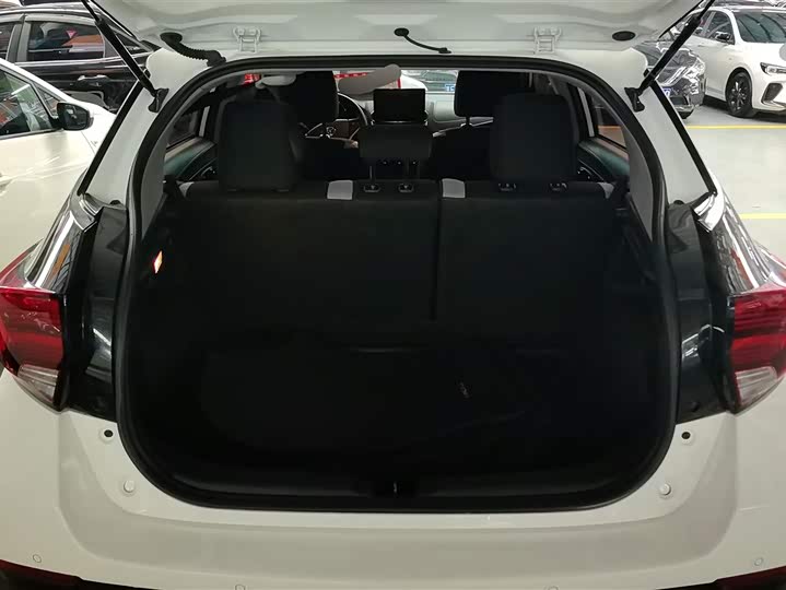 Фото 4 - Toyota Yaris L Hatchback