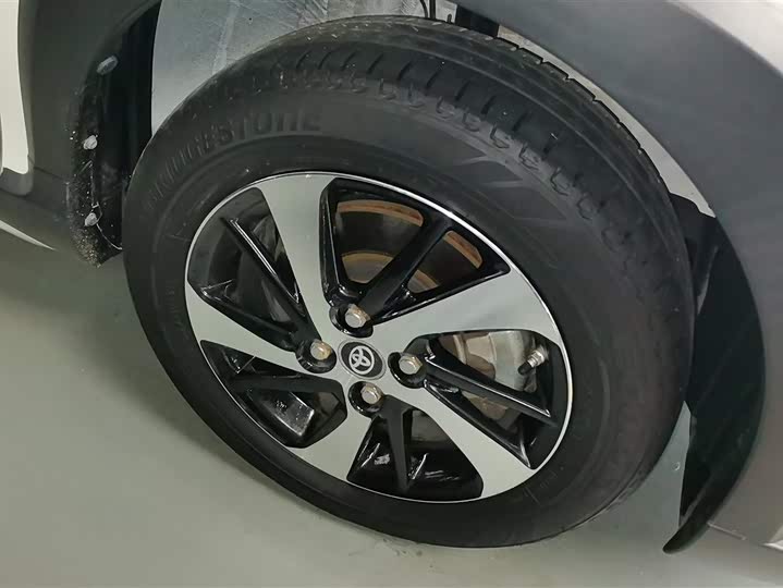 Фото 6 - Toyota Yaris L Hatchback