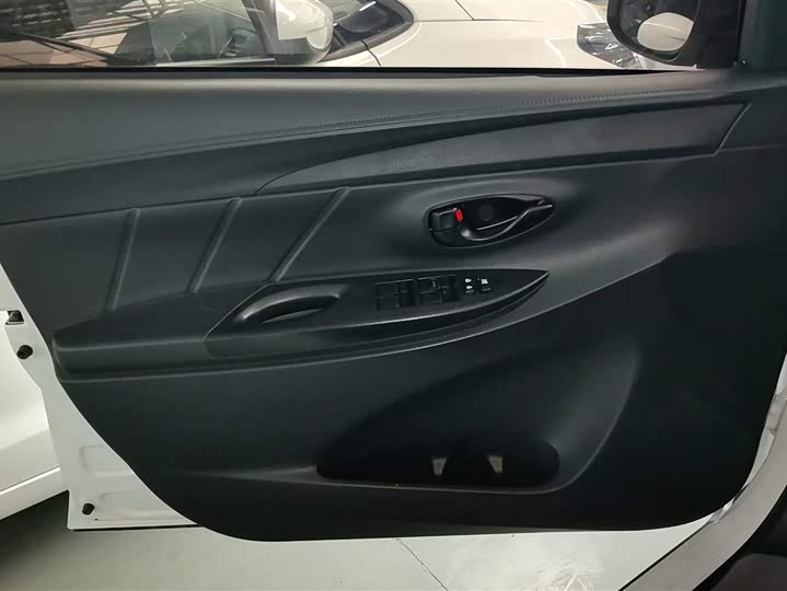 Фото 7 - Toyota Yaris L Hatchback