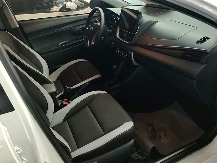 Фото 8 - Toyota Yaris L Hatchback