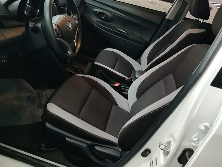 Фото 9 - Toyota Yaris L Hatchback