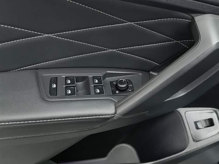 Фото 9 - Volkswagen Tiguan L Pro