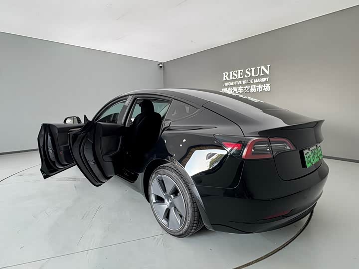 Фото 6 - Tesla Model 3