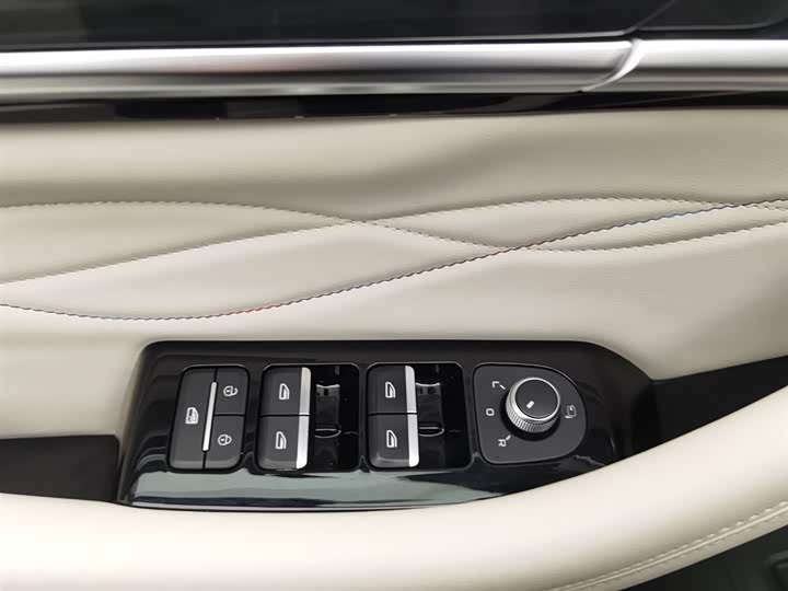 Фото 9 - Geely Monjaro