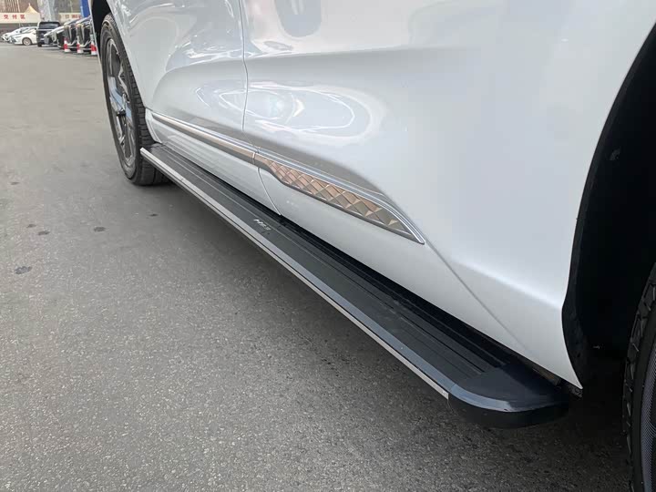 Фото 8 - Hongqi HS3 Hybrid