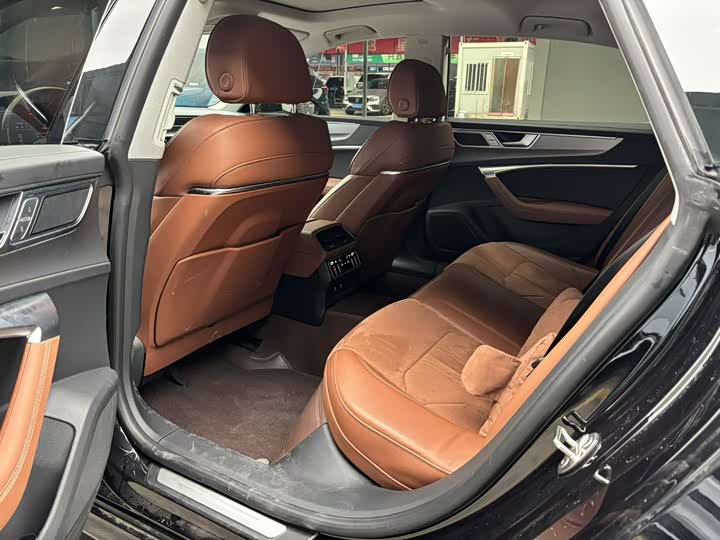 Фото 9 - Audi A7L