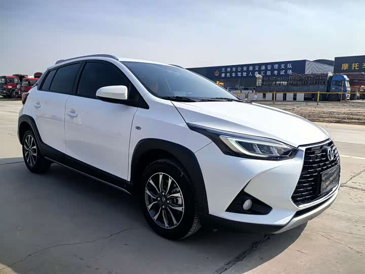 Фото 3 - Toyota Yaris L Hatchback