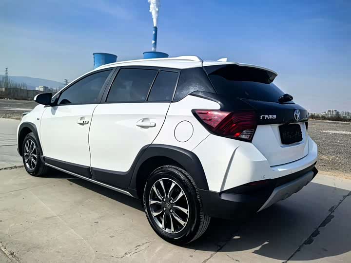 Фото 4 - Toyota Yaris L Hatchback