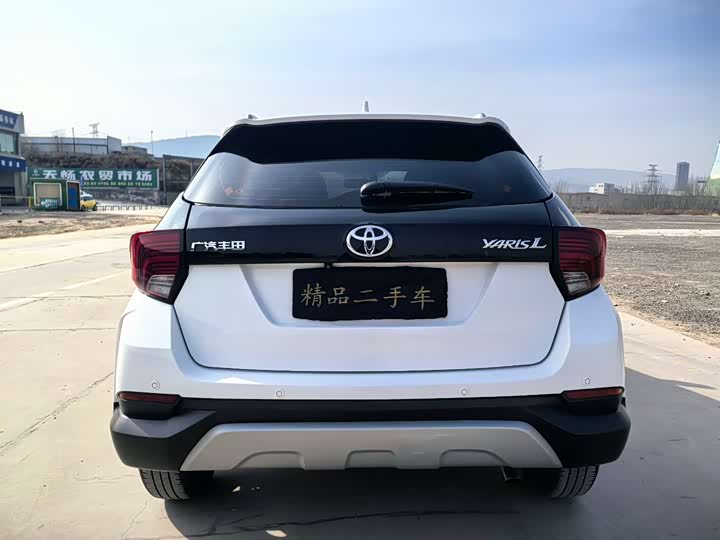 Фото 5 - Toyota Yaris L Hatchback