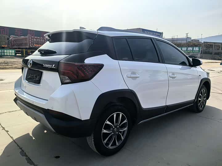 Фото 6 - Toyota Yaris L Hatchback