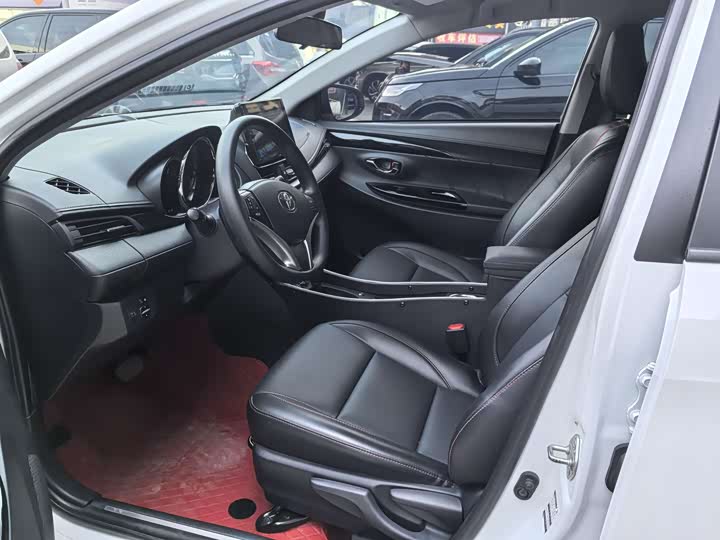 Фото 7 - Toyota Yaris L Hatchback