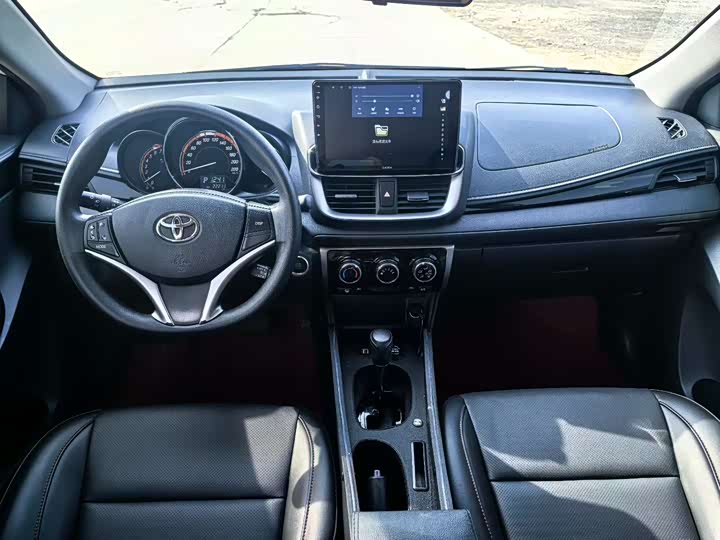 Фото 8 - Toyota Yaris L Hatchback