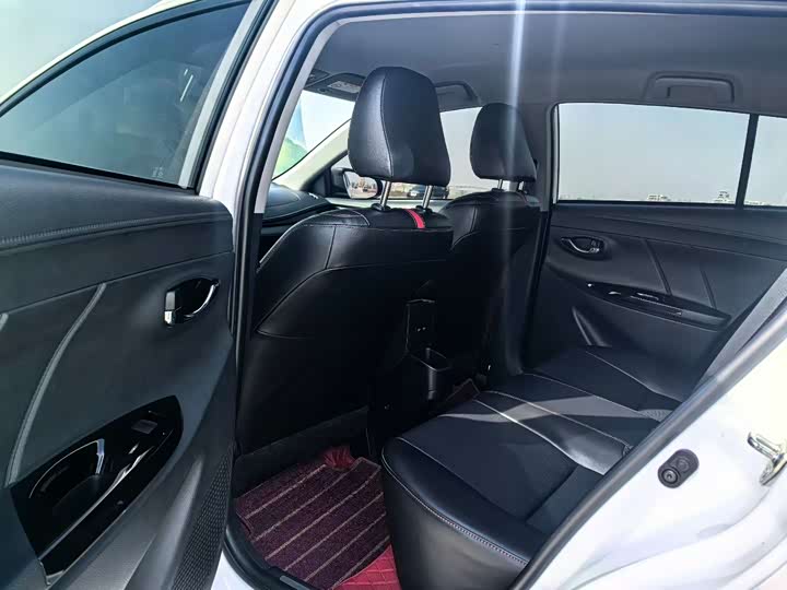 Фото 9 - Toyota Yaris L Hatchback