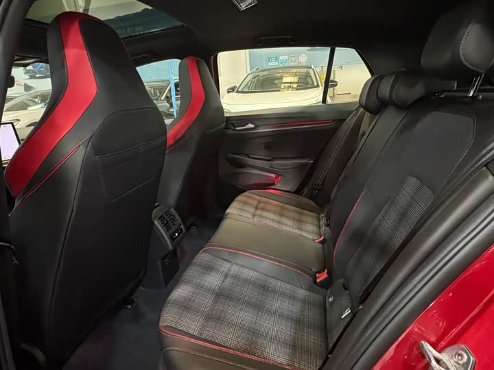 Фото 6 - Volkswagen Golf GTI