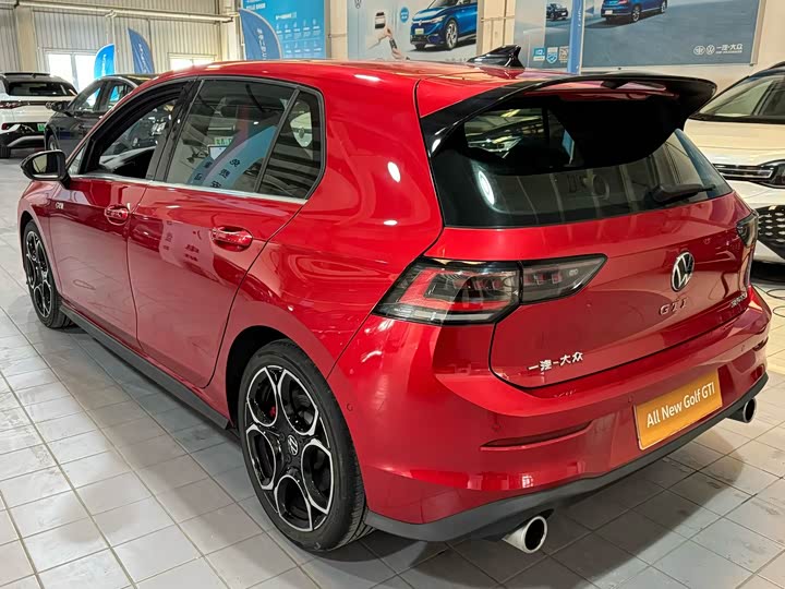 Фото 9 - Volkswagen Golf GTI