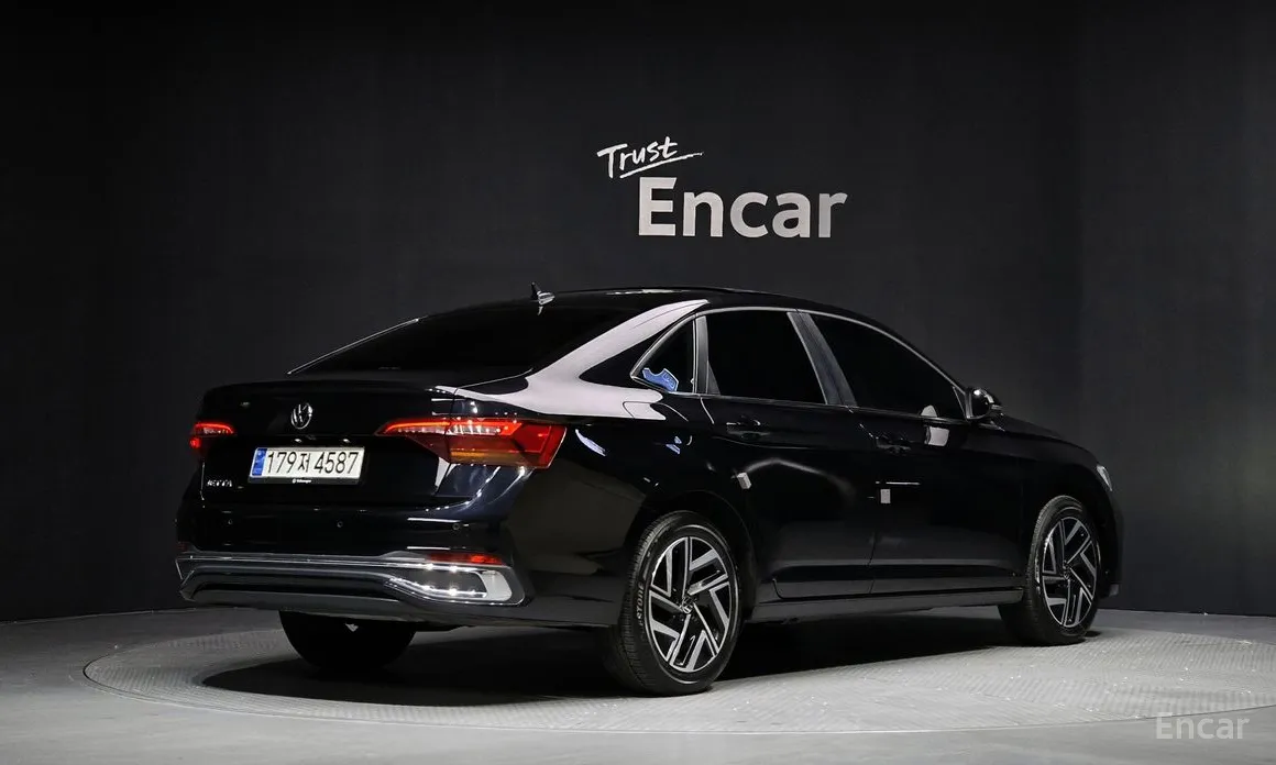 Photo 2 - Volkswagen Jetta