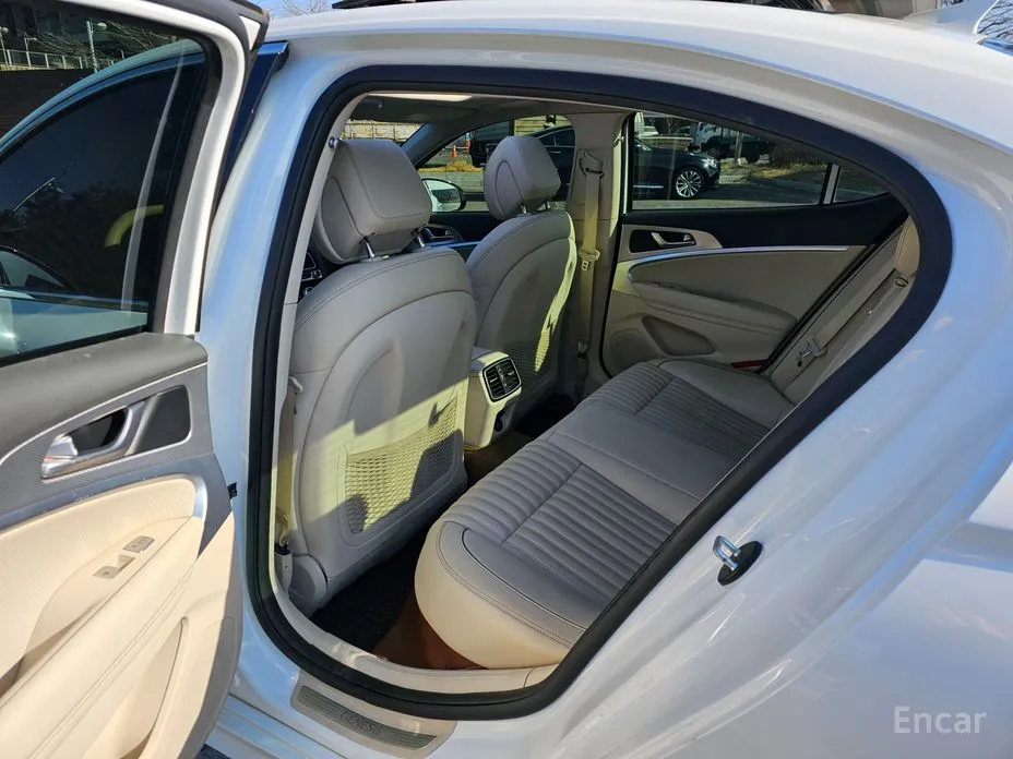 Фото 11 - Genesis G70