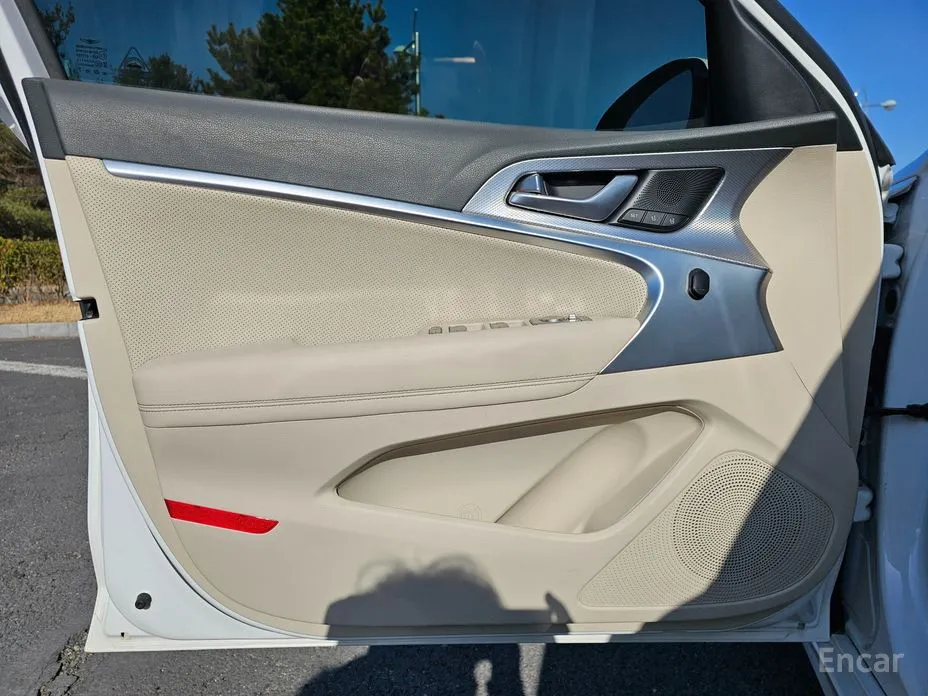 Фото 14 - Genesis G70