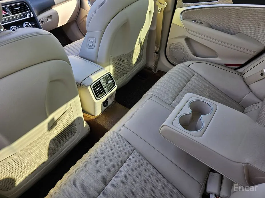 Фото 17 - Genesis G70