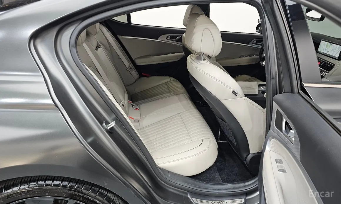 Фото 12 - Genesis G70