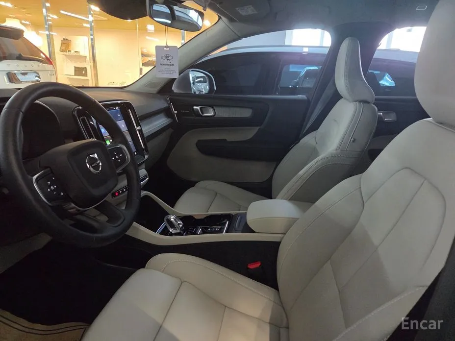 Фото 2 - Volvo XC40