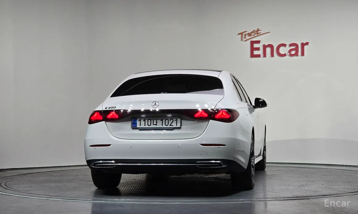 Фото 4 - Mercedes-Benz E-Class