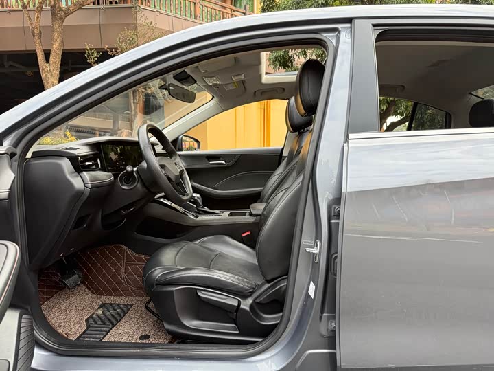 Фото 6 - Roewe i5