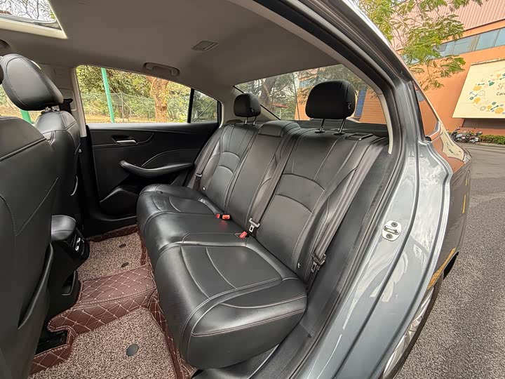 Фото 8 - Roewe i5