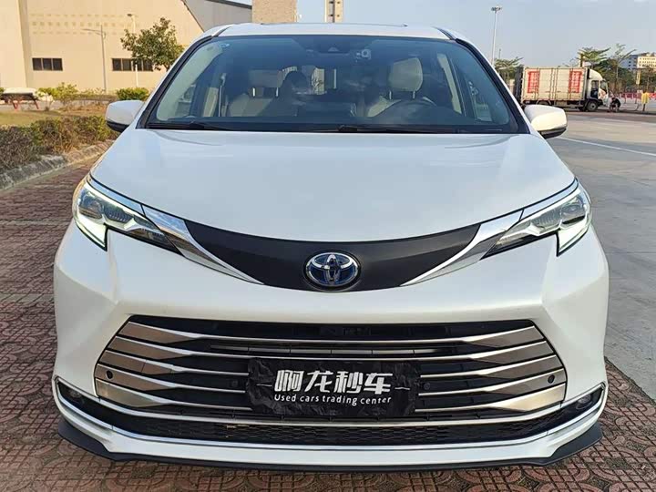 Photo 2 - Toyota Sienna